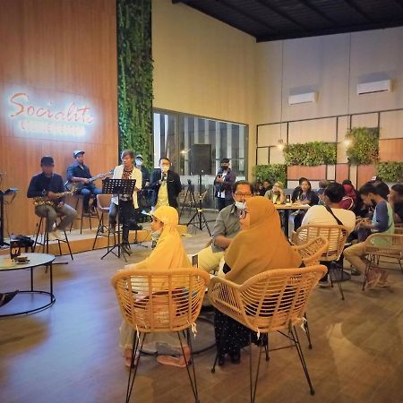 Front One King Hotel Tuban 투반 외부 사진