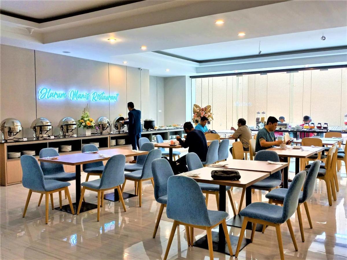 Front One King Hotel Tuban 투반 외부 사진