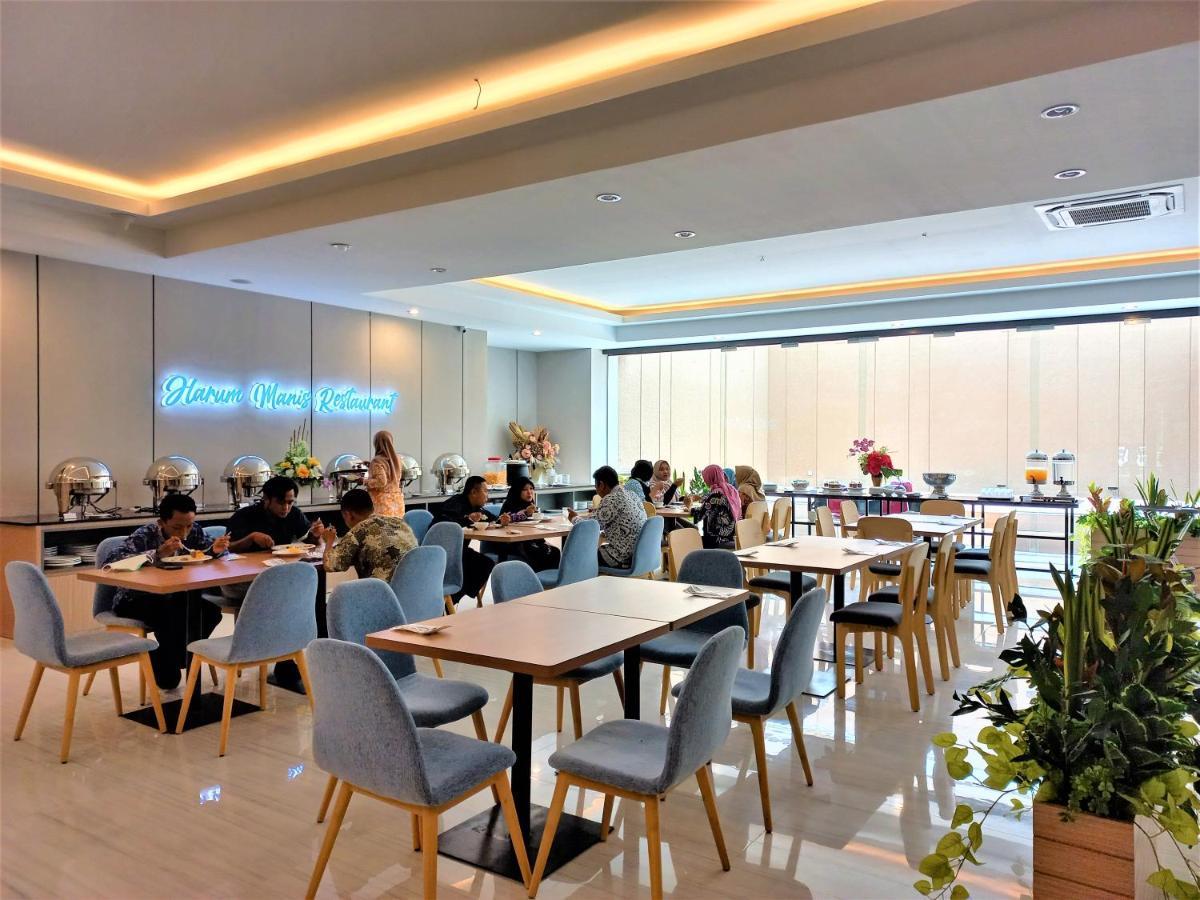Front One King Hotel Tuban 투반 외부 사진