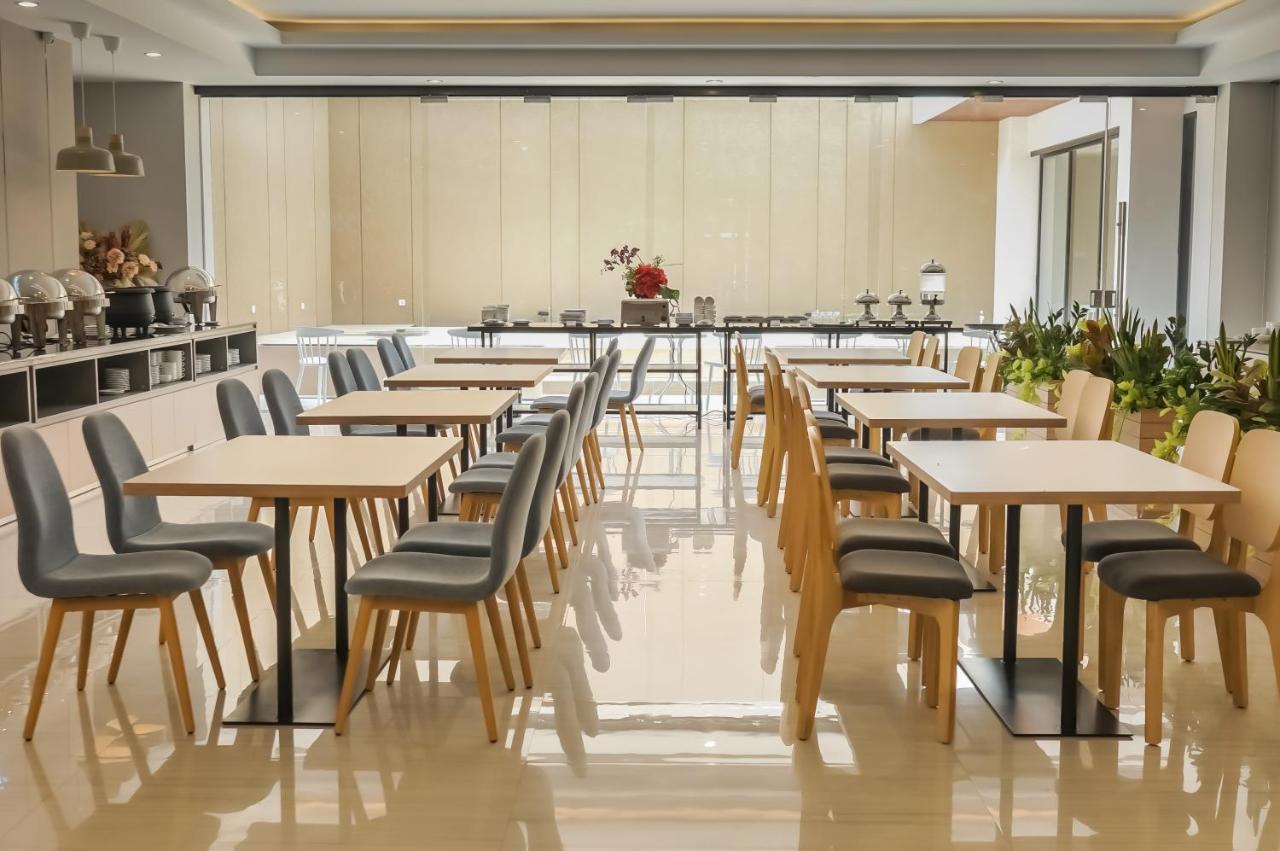 Front One King Hotel Tuban 투반 외부 사진