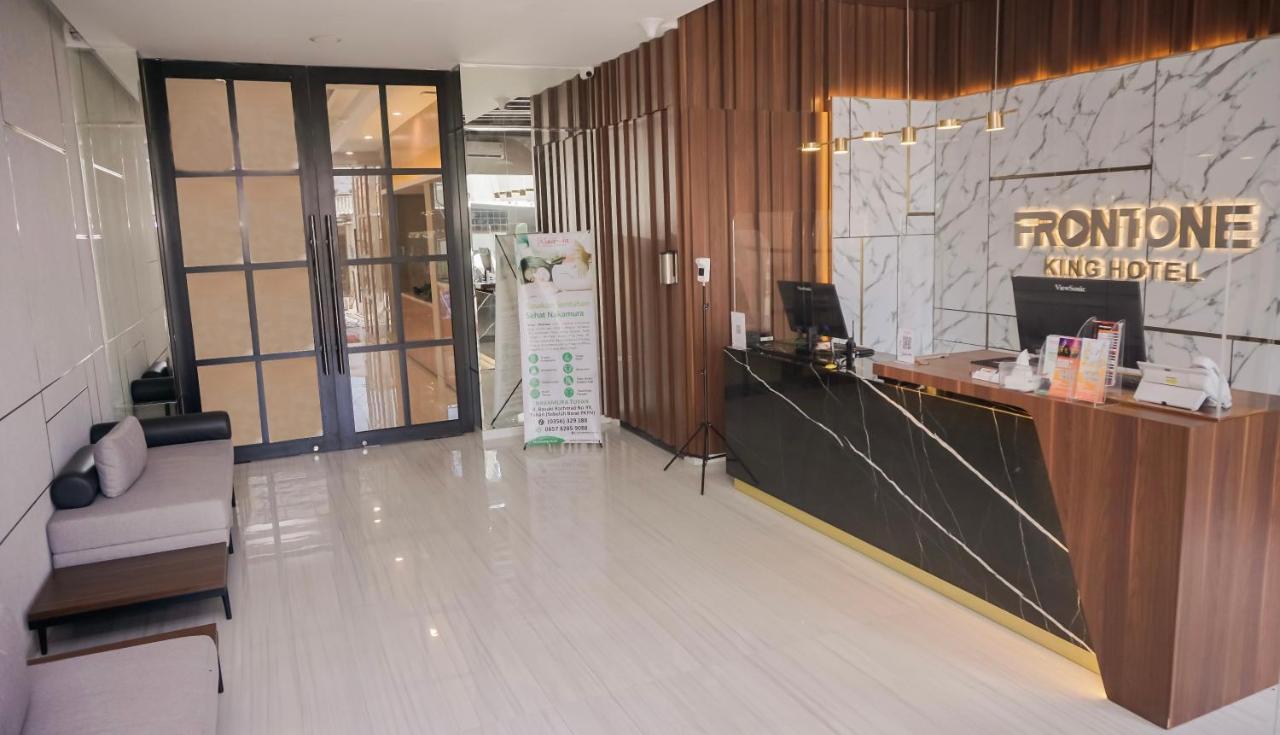 Front One King Hotel Tuban 투반 외부 사진