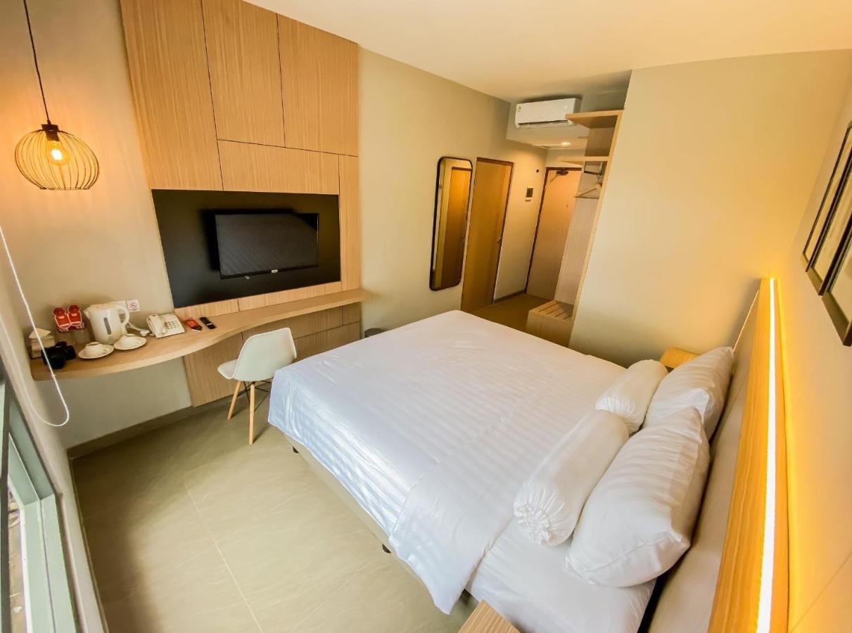 Front One King Hotel Tuban 투반 외부 사진