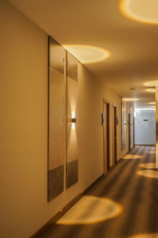 Front One King Hotel Tuban 투반 외부 사진