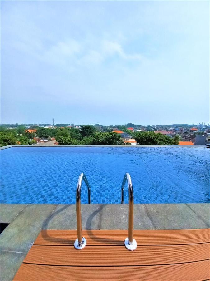 Front One King Hotel Tuban 투반 외부 사진