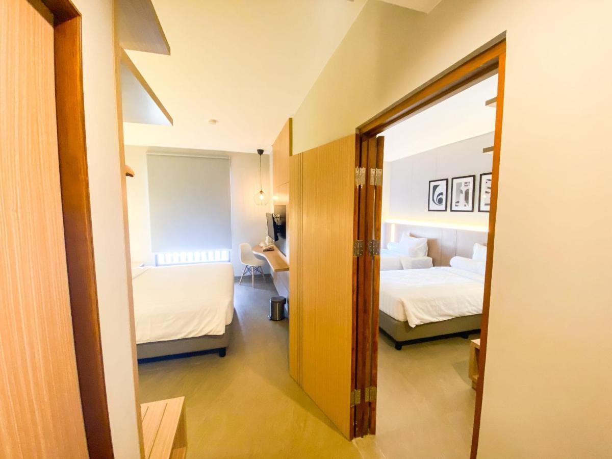 Front One King Hotel Tuban 투반 외부 사진