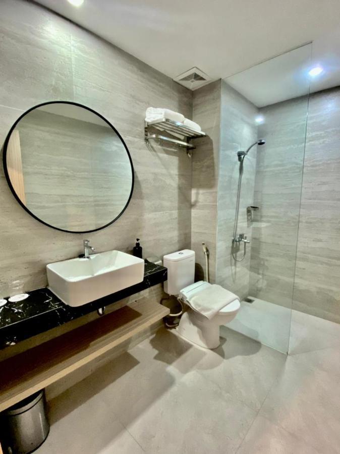 Front One King Hotel Tuban 투반 외부 사진