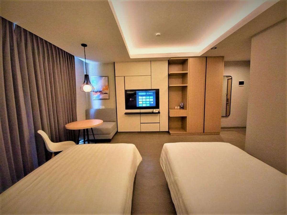 Front One King Hotel Tuban 투반 외부 사진