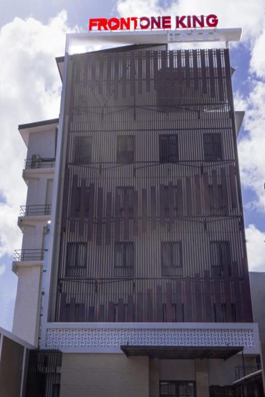 Front One King Hotel Tuban 투반 외부 사진