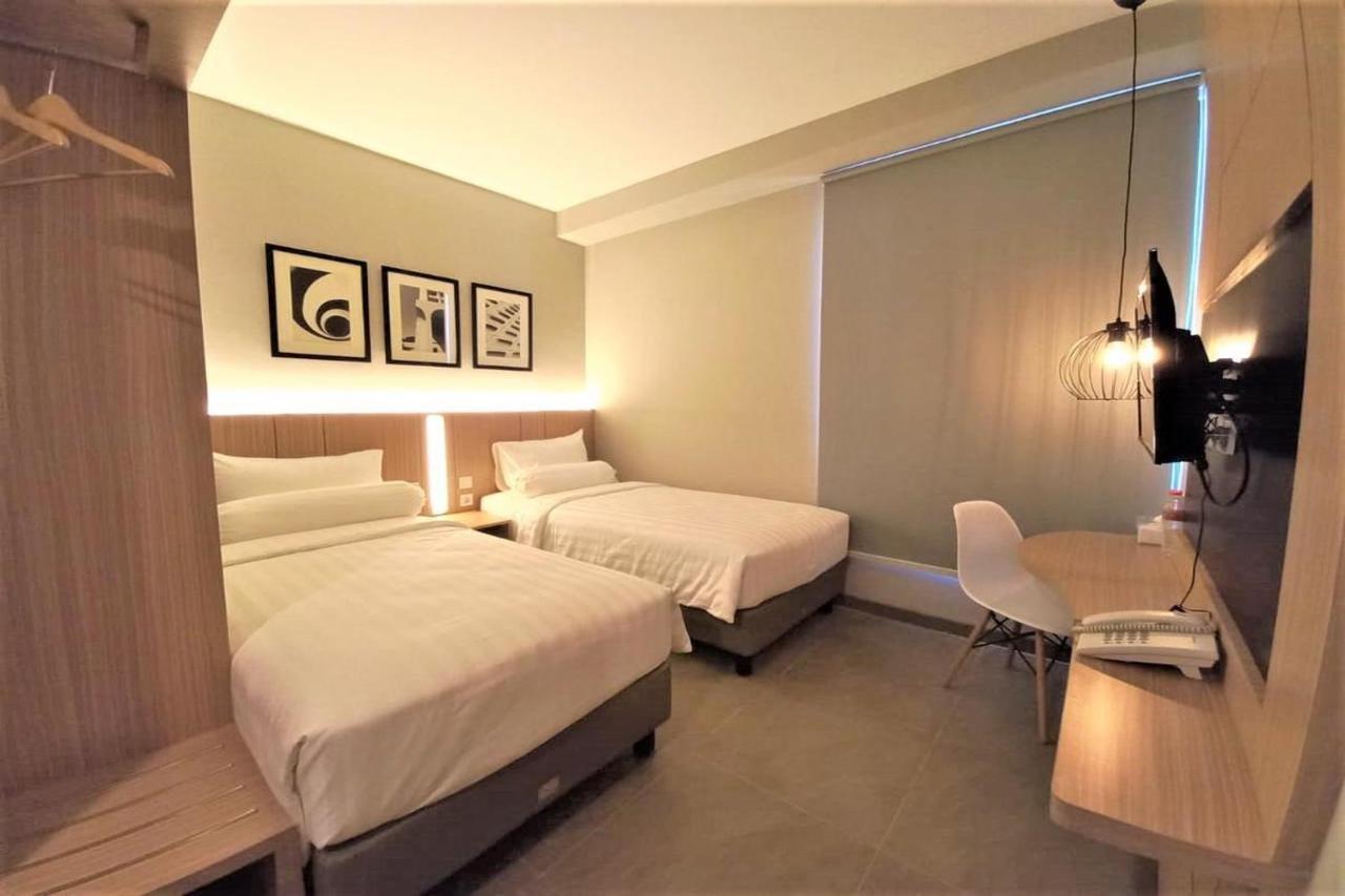 Front One King Hotel Tuban 투반 외부 사진