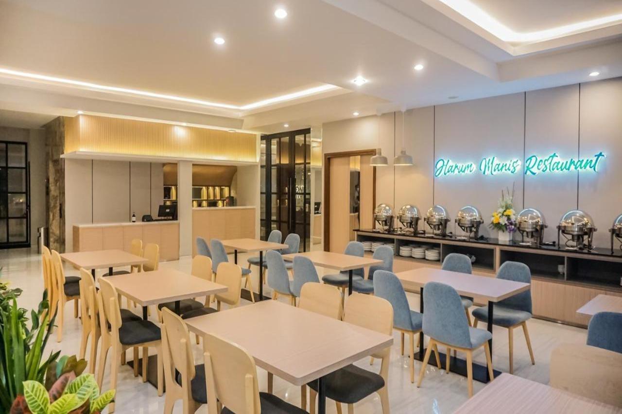Front One King Hotel Tuban 투반 외부 사진