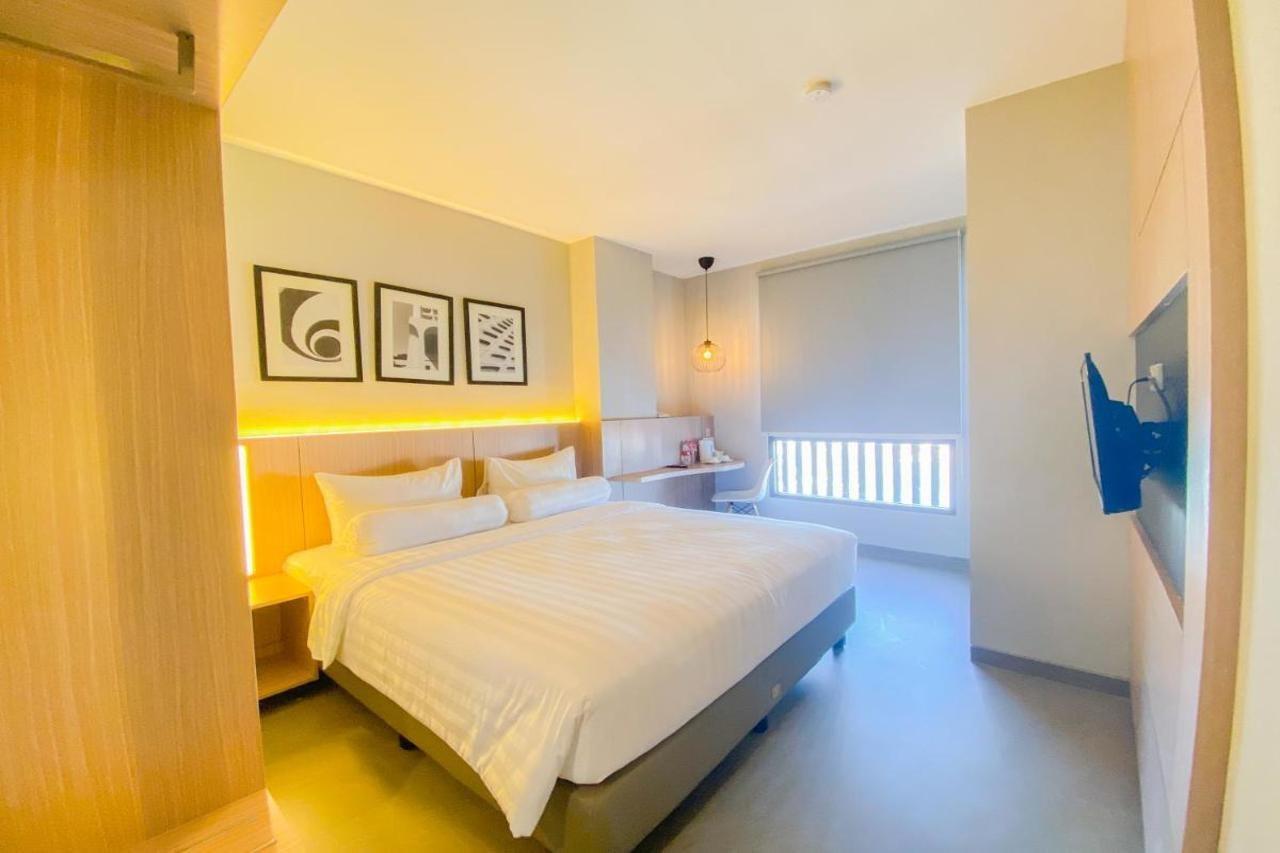 Front One King Hotel Tuban 투반 외부 사진