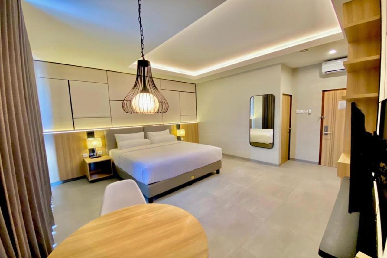 Front One King Hotel Tuban 투반 외부 사진