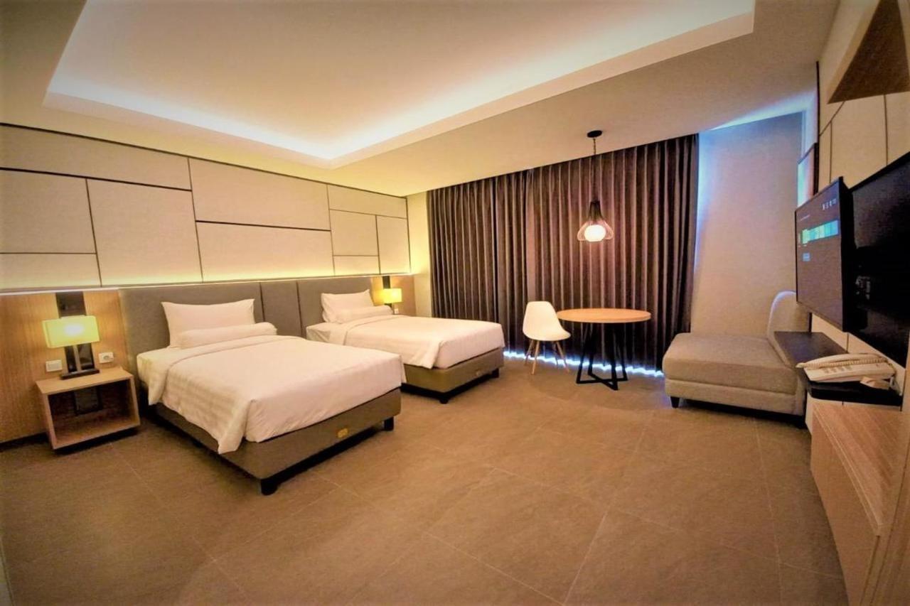 Front One King Hotel Tuban 투반 외부 사진